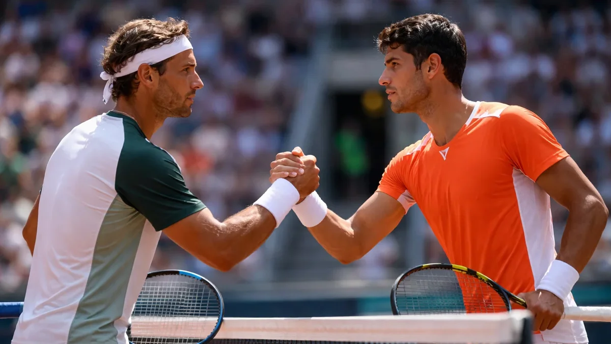 Zwei Tennisspieler stehen sich am Netz gegenüber vor Spielbeginn